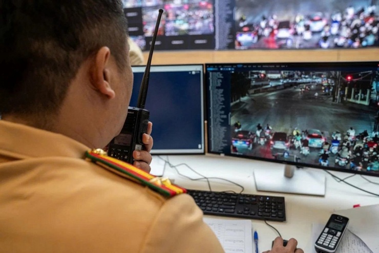 Lực lượng chức năng giám sát và xử lý vi phạm qua hệ thống camera AI