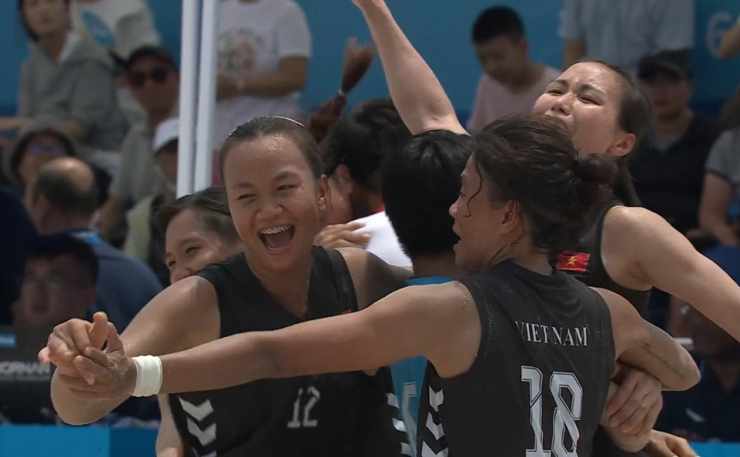 Niềm vui chiến thắng của đội bóng ném bãi biển nữ Việt Nam.&nbsp;