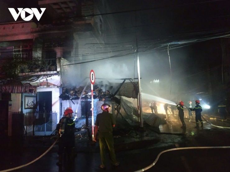 Lực lượng cảnh sát phòng cháy chữa cháy tiếp cận hiện trường vụ cháy