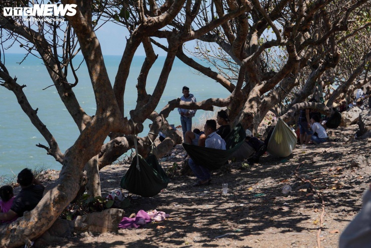 Ghi nhận của PV Báo Điện tử VTC News, dọc các tuyến đường Thùy Vân, Hạ Long, người dân và du khách chen kín. Nhiều khu vực công viên, gốc cây trở thành nơi trú nắng tạm thời.