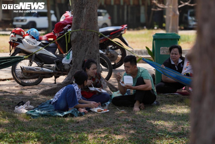 Không ít gia đình mang theo đồ ăn, nước uống, tổ chức ăn uống ngay tại chỗ.