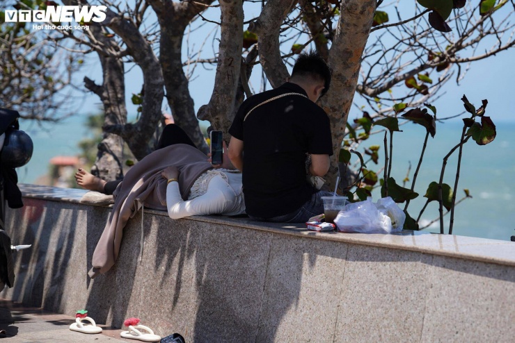 Trong khi đó, anh Nguyễn Hoàng Minh (ngụ phường Xuân Hòa) cho biết nhóm bạn của anh cũng gặp tình trạng tương tự. Dù khởi hành từ sớm, nhưng do ùn tắc trên Quốc lộ 51 nên đến trưa mới đến nơi. “Chúng tôi từng đi biển nhiều lần, nhưng dịp lễ này khách quá đông. Nhà nghỉ hết phòng, khách sạn thì giá cao nên cả nhóm đành ngồi dọc bãi biển nghỉ ngơi, ăn uống rồi tính tiếp,” anh Minh chia sẻ.