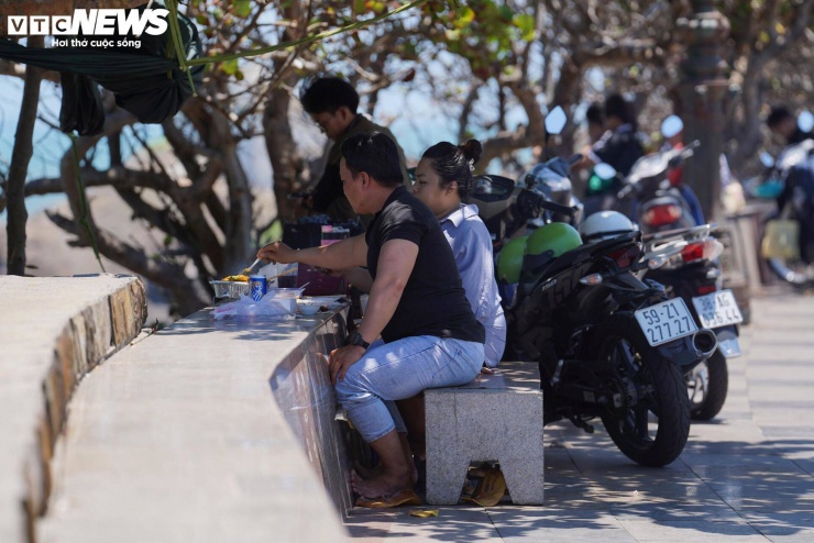 Việc lượng khách tăng đột biến trong ngày đầu kỳ nghỉ khiến không gian công cộng ven biển rơi vào tình trạng quá tải cục bộ. Nhiều người phải “xí chỗ” từ sớm để có vị trí nghỉ ngơi, dẫn đến cảnh chen chúc kéo dài dọc các tuyến đường ven biển.