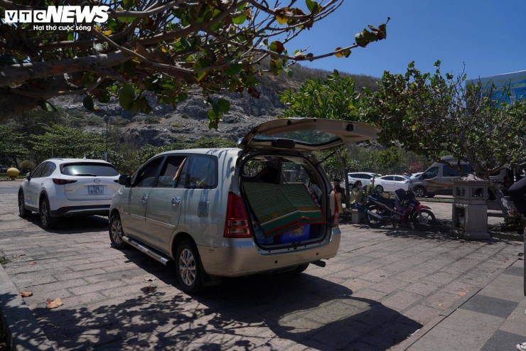 Dự báo trong chiều nay và ngày mai, lượng khách đổ về khu vực biển Vũng Tàu sẽ tiếp tục duy trì ở mức cao, tiềm ẩn nguy cơ quá tải tại các điểm du lịch ven biển.