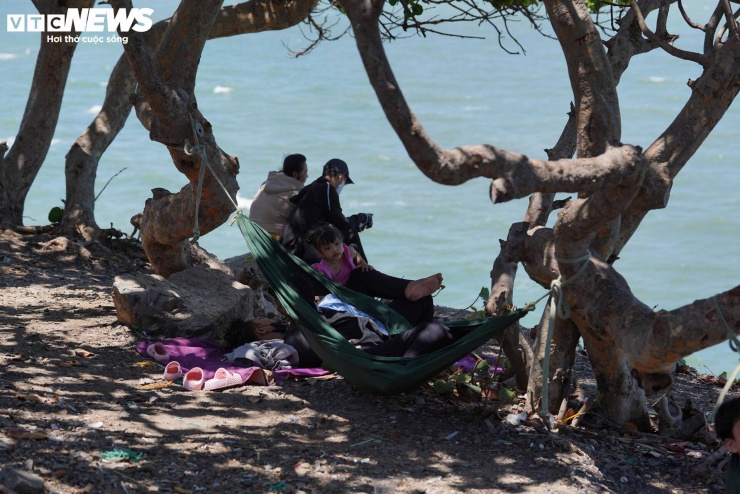 Theo Trung tâm Dự báo khí tượng - thủy văn quốc gia, tại TP.HCM hôm nay 30/4, ngày nắng nóng, chiều tối có thể xuất hiện mưa rào và dông cục bộ, gió nhẹ. Ngày 1/5, nhiệt độ cao nhất tại TP.HCM là 37°C, trời tiếp tục nắng nóng.