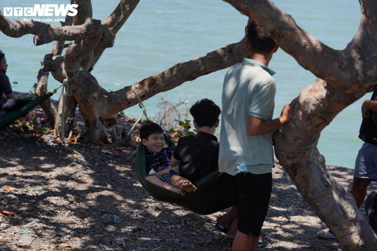 Ghi nhận lúc 14h, nhiệt độ vẫn duy trì ở mức cao, khiến việc di chuyển và sinh hoạt ngoài trời trở nên khó khăn.