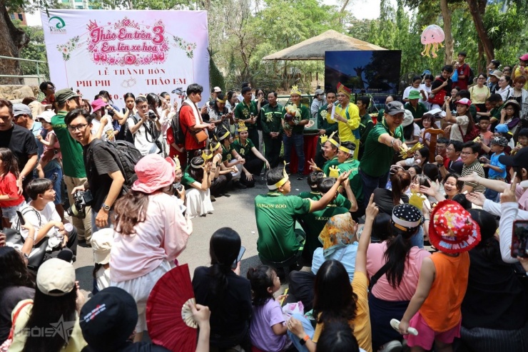 Từ khoảng 9h30, khu vực chuồng hươu cao cổ đã đông kín người. Nhiều gia đình có mặt từ sớm, chọn vị trí dọc lối đi để chờ đoàn diễu hành.