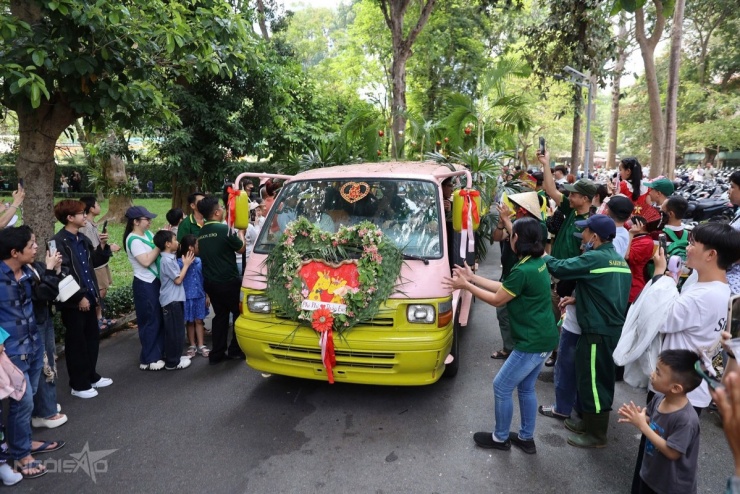 Trong tiếng nhạc cưới, đoàn rước tiến ra từ khu vực "nhà cô dâu", mang theo các "lễ vật" gồm lá cây và trái cây, thức ăn quen thuộc của loài hươu cao cổ.