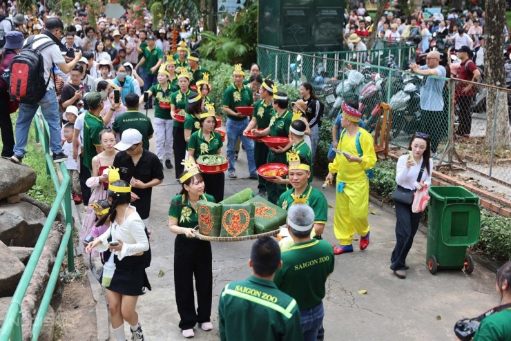 Đoàn diễu hành kết thúc tại khu vực "nhà trai", nơi nghi thức thành hôn được tổ chức. Ban tổ chức tái hiện các bước cơ bản của một lễ cưới, từ trao hồi môn tượng trưng đến phần tuyên bố cặp đôi nên duyên.