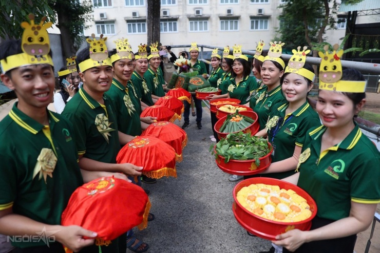 Đại diện ban tổ chức cho biết sự kiện mang tính trải nghiệm, không phải hoạt động ghép đôi thực tế. Trong môi trường nuôi dưỡng, việc sinh sản của hươu cao cổ được theo dõi chặt chẽ, đảm bảo các cá thể không cùng huyết thống và phù hợp về điều kiện sinh học.