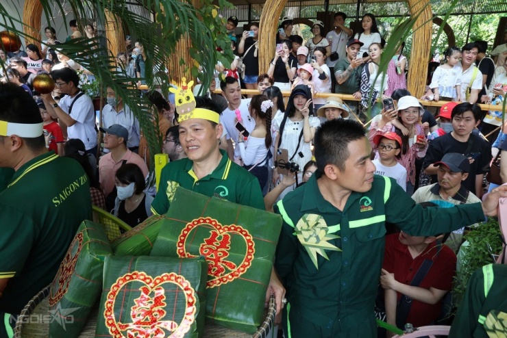 Được thành lập từ năm 1864, khu bảo tồn rộng khoảng 20 ha, hiện nuôi dưỡng 138 loài động vật cùng hàng trăm loài thực vật. Những hoạt động như "đám cưới hươu cao cổ" được kỳ vọng góp phần thu hút khách tham quan, đồng thời giúp công chúng tiếp cận gần hơn với thế giới động vật thông qua hình thức trực quan, sinh động.