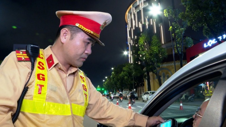 Kiểm tra nồng độ cồn đối với lái xe lưu thông trên địa bàn TP Huế.