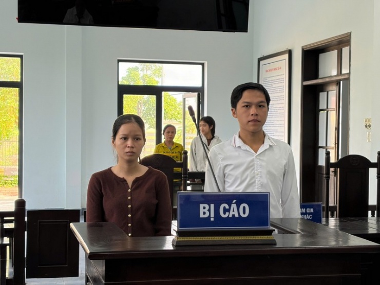 Hai vợ chồng Chinh - Thủy tại phiên xét xử sơ thẩm.