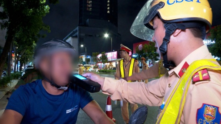 CSGT Công an TP Huế kiểm tra nồng độ cồn đối với lái xe điều khiển mô tô.