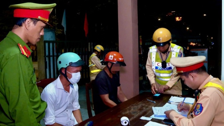 Công an TP Huế lập biên bản vi phạm hành chính đối với các lái xe vi phạm an toàn giao thông đường bộ.