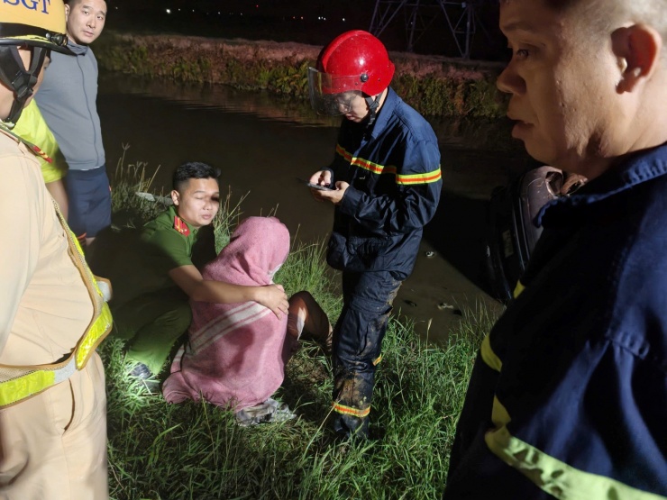 Tài xế ô tô may mắn được lực lượng chức năng cứu sống khi đang mắc kẹt trong ô tô.