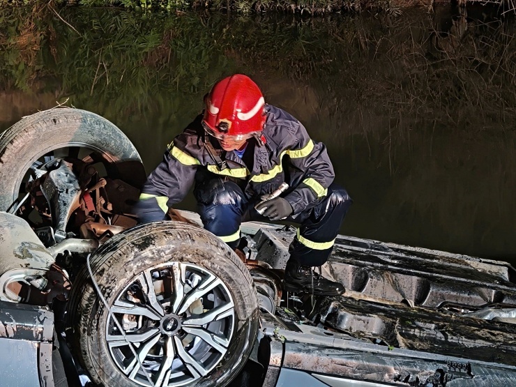 Hiện trường xe ô tô lao xuống mương nước.