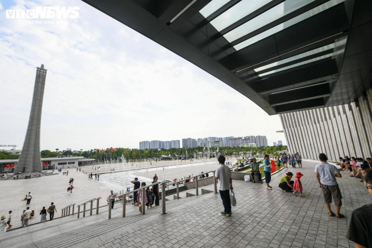 Chiều 30/4, thời tiết Hà Nội nắng gắt nhưng lượng người đổ về Bảo tàng Lịch sử Quân sự Việt Nam vẫn rất đông. Ngay trong ngày đầu của kỳ nghỉ lễ kéo dài 4 ngày, địa điểm này thu hút nhiều người dân và du khách đến tham quan, tìm hiểu về lịch sử dân tộc.