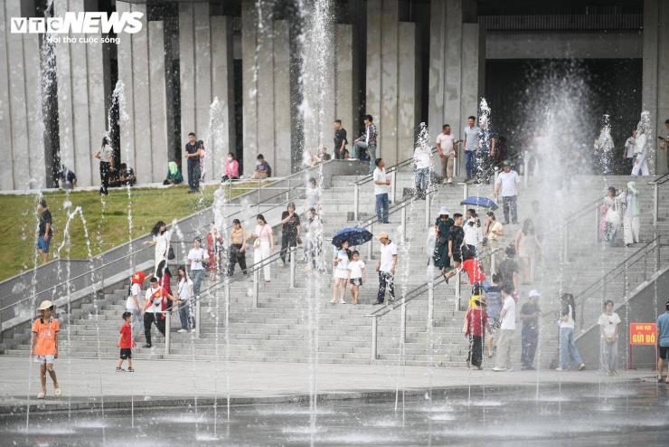 Ghi nhận của PV Báo Điện tử VTC News vào khoảng 13h cùng ngày, khu vực sân và không gian trưng bày ngoài trời đông kín du khách. Không khí tại đây vừa sôi động, vừa mang tính trang nghiêm trong ngày kỷ niệm Ngày Giải phóng miền Nam 30/4.