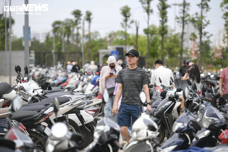 Dòng người nườm nượp đổ về Bảo tàng Lịch sử Quân sự Việt Nam dịp lễ 30/4 - 3