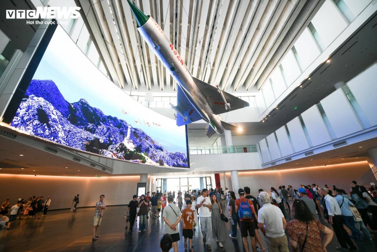 Bên trong tòa nhà chính, lượng khách tăng cao khiến các khu trưng bày luôn trong tình trạng đông kín người.