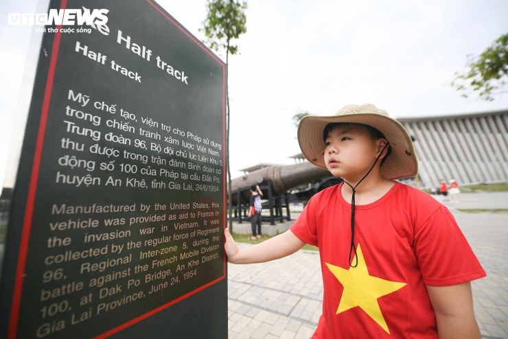 Khu vực trưng bày ngoài trời với các khí tài quân sự thu hút sự chú ý của đông đảo du khách, đặc biệt là các gia đình có trẻ nhỏ.