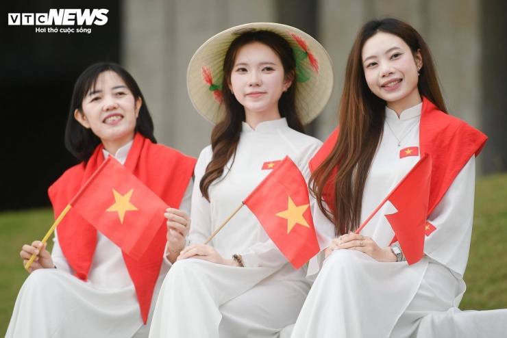 Nhiều nhóm bạn trẻ lựa chọn mặc áo dài hoặc áo in hình cờ đỏ sao vàng khi đến bảo tàng.
