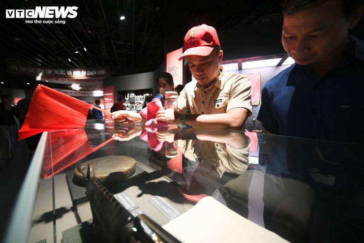 “Tôi biết đến Bảo tàng Lịch sử Quân sự Việt Nam qua mạng xã hội và truyền hình nên muốn đến tận nơi xem các tư liệu, hiện vật lịch sử. Khi trực tiếp tham quan, tôi cảm nhận rõ hơn về những giai đoạn chiến đấu của cha ông. Dù điều kiện khi đó còn nhiều khó khăn, nhưng tinh thần yêu nước và ý chí đã tạo nên những chiến thắng. Điều đó khiến tôi rất tự hào”, anh Quang, đến từ Hưng Yên chia sẻ.