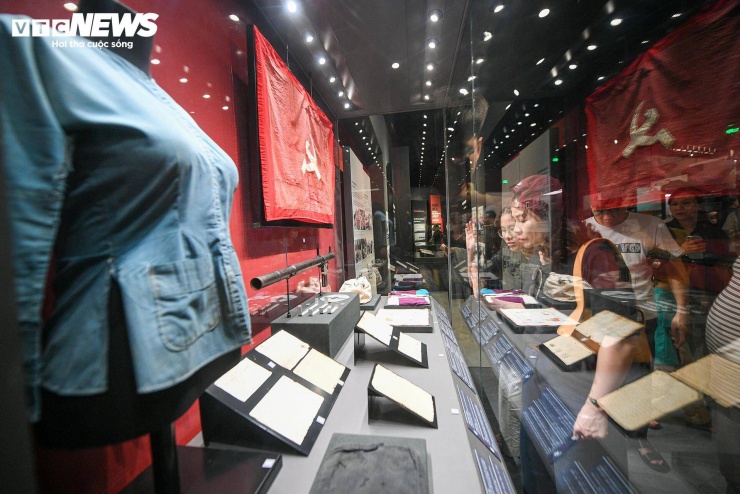 Chị Trần Minh Anh, 32 tuổi, ở Hà Nội, cho biết nhóm bạn lên kế hoạch đến bảo tàng từ trước dịp nghỉ lễ 30/4 khoảng 2 tuần. “Bọn mình muốn đến đây để xem trực tiếp các hiện vật và hiểu rõ hơn về những sự kiện quan trọng của đất nước, thay vì chỉ đọc qua sách”, chị Minh Anh nói.