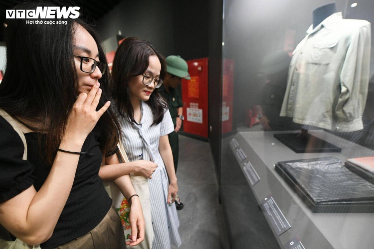 Dòng người nườm nượp đổ về Bảo tàng Lịch sử Quân sự Việt Nam dịp lễ 30/4 - 11