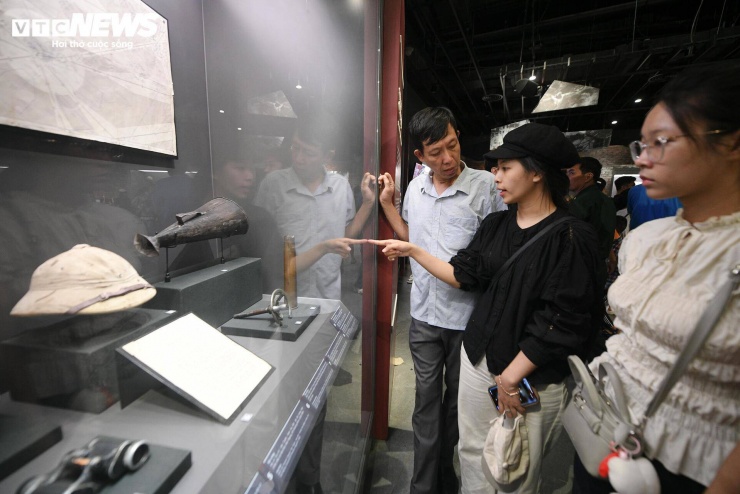 Dòng người nườm nượp đổ về Bảo tàng Lịch sử Quân sự Việt Nam dịp lễ 30/4 - 12