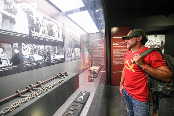 Nhiều du khách nước ngoài cũng có mặt, bày tỏ sự quan tâm đến lịch sử chiến tranh của Việt Nam.