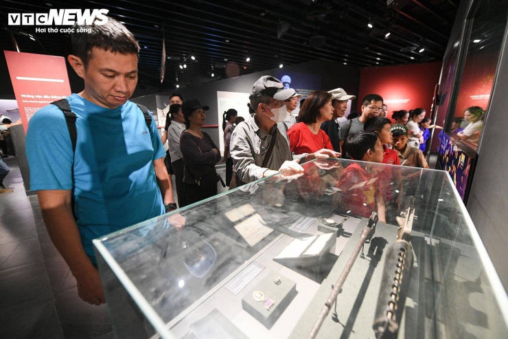 Dự án được xây dựng trên khu đất có diện tích 74,3 ha, trong đó diện tích sử dụng khoảng 38,66 ha, được thiết kế theo phong cách hiện đại với 4 tầng nổi và một tầng bán âm. Tổng diện tích sàn tòa nhà chính rộng hơn 64.000 m2 với chiều cao 35,8 m.