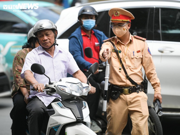 Trưa 30/4, ngày đầu kỳ nghỉ lễ, tổ công tác của Đội CSGT đường bộ số 3 (Phòng CSGT Công an TP Hà Nội) tổ chức kiểm tra nồng độ cồn trên tuyến Tây Sơn. Hoạt động được triển khai công khai, liên tục nhằm kiểm soát vi phạm trong bối cảnh lưu lượng phương tiện tăng cao.