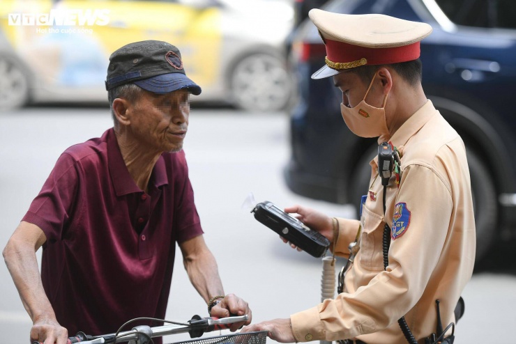 Việc kiểm tra không chỉ áp dụng với người lái ô tô, xe máy mà còn mở rộng tới người đi xe đạp. Dù là phương tiện thô sơ, người đi xe đạp sau khi sử dụng rượu bia vẫn tiềm ẩn nguy cơ mất an toàn giao thông cho bản thân và người xung quanh.