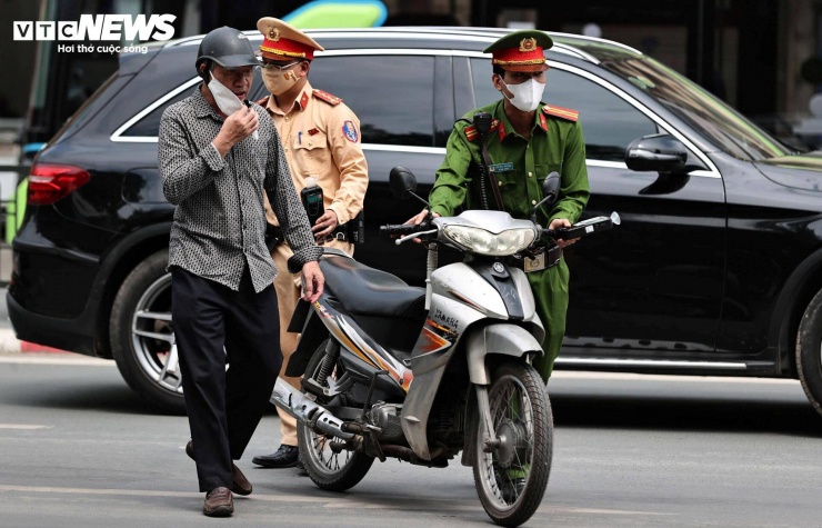 Trong khoảng 3 giờ làm nhiệm vụ, lực lượng chức năng đã phát hiện nhiều trường hợp vi phạm nồng độ cồn.