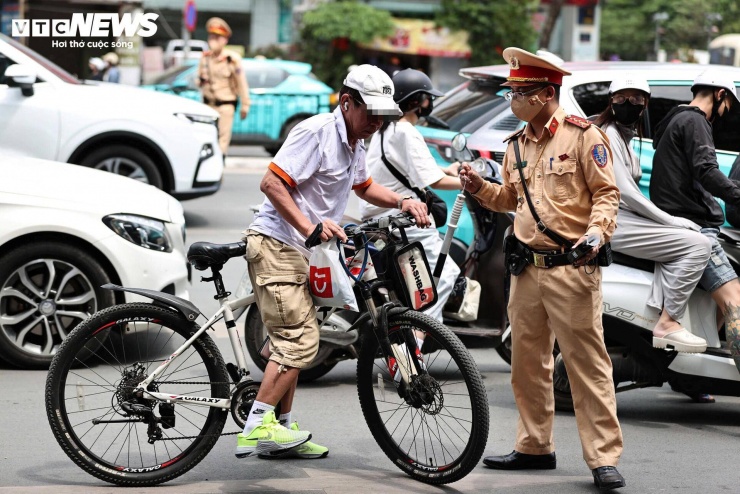 Khoảng 13h30 cùng ngày, tổ công tác phát hiện một người đàn ông đi xe đạp trên đường Tây Sơn có biểu hiện không làm chủ được tay lái, di chuyển loạng choạng. Lực lượng chức năng đã ra hiệu lệnh dừng phương tiện để kiểm tra.