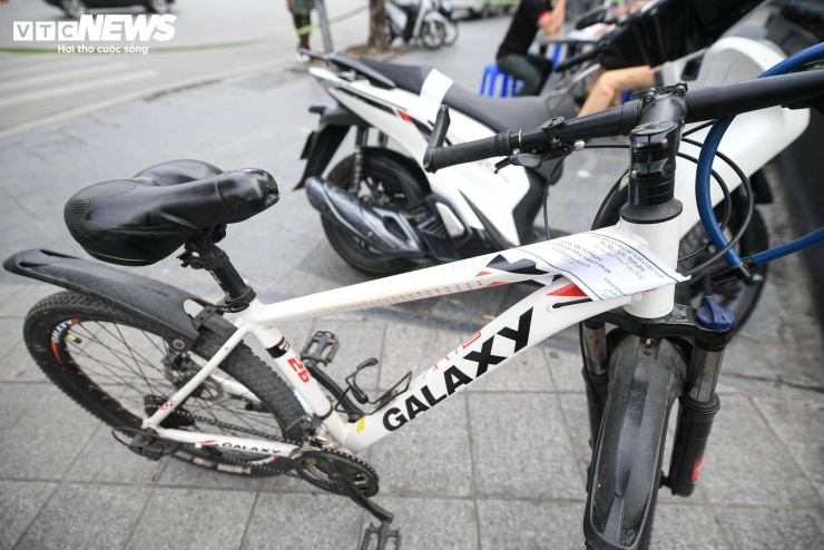 Làm việc với tổ công tác, ông T. thừa nhận trước đó có sử dụng 1 lon bia trong bữa trưa rồi tiếp tục ra ngoài. Tổ công tác đã lập biên bản xử phạt hành chính đối với trường hợp vi phạm, đồng thời tạm giữ phương tiện theo quy định.