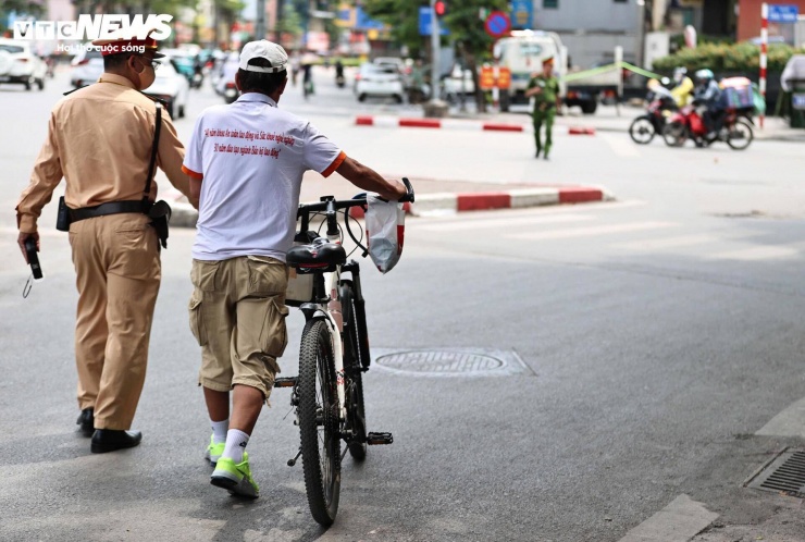 Kết quả đo cho thấy người này vi phạm nồng độ cồn ở mức 0,071 mg/L khí thở. Danh tính được xác định là ông V.N.T. (trú tại Hà Nội).