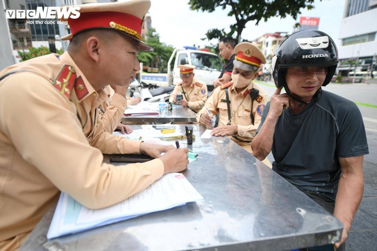 Uống 1 lon bia, người đàn ông ở Hà Nội đi xe đạp ra đường bị xử phạt - 10