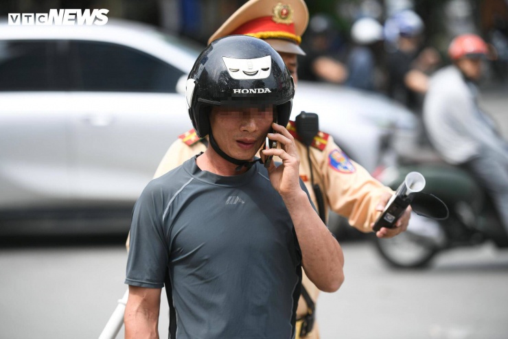 Đáng chú ý, một tài xế sau khi được kiểm tra đã liên tục sử dụng điện thoại để liên hệ người thân.