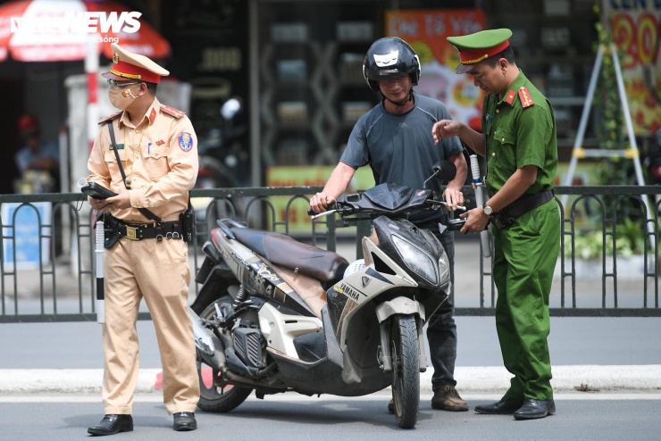 Đến khoảng 14h30 cùng ngày, lực lượng chức năng tiếp tục phát hiện thêm 3 trường hợp điều khiển xe máy vi phạm nồng độ cồn.