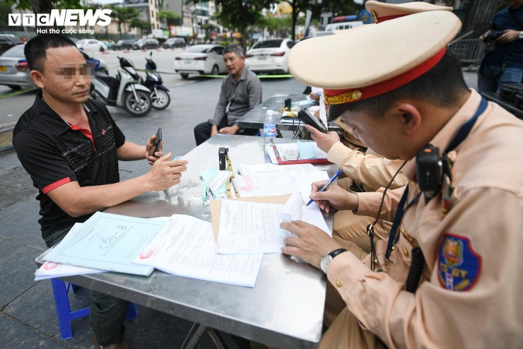 Các trường hợp vi phạm nồng độ cồn bị tổ công tác đội CSGT số 3 xử phạt trong chiều 30/4.