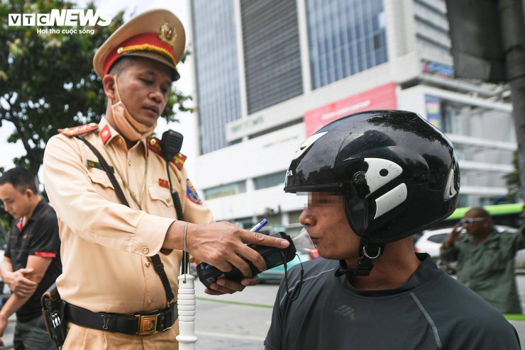 Tuy nhiên, sau khi được lực lượng CSGT tuyên truyền, giải thích quy định, người này đã hợp tác, chấp hành kiểm tra và thực hiện đo nồng độ cồn theo yêu cầu.