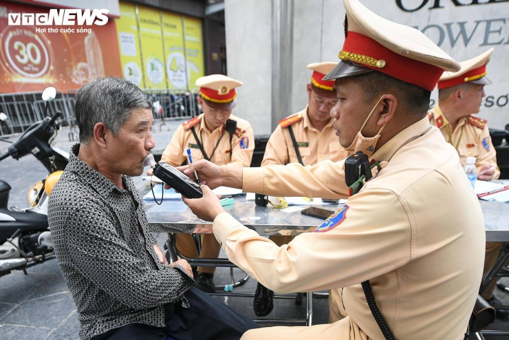 Uống 1 lon bia, người đàn ông ở Hà Nội đi xe đạp ra đường bị xử phạt - 12