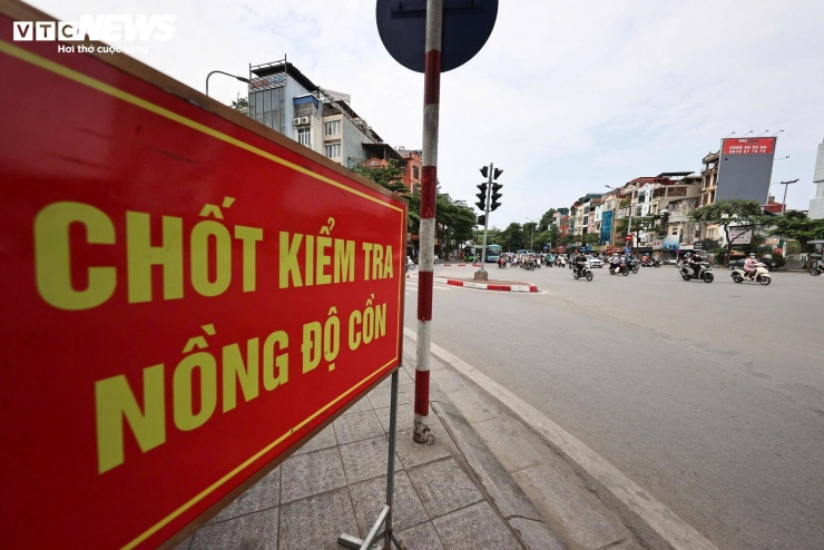 Theo kế hoạch, trong dịp nghỉ lễ 30/4 - 1/5, Phòng CSGT Công an TP Hà Nội triển khai cao điểm kiểm soát nồng độ cồn, duy trì các chốt kiểm tra cả ban ngày và ban đêm. Lực lượng chức năng ứng trực 100% quân số, tập trung tại các địa bàn trọng điểm, nhất là khung giờ tối khi nhu cầu ăn uống, tụ tập tăng cao.