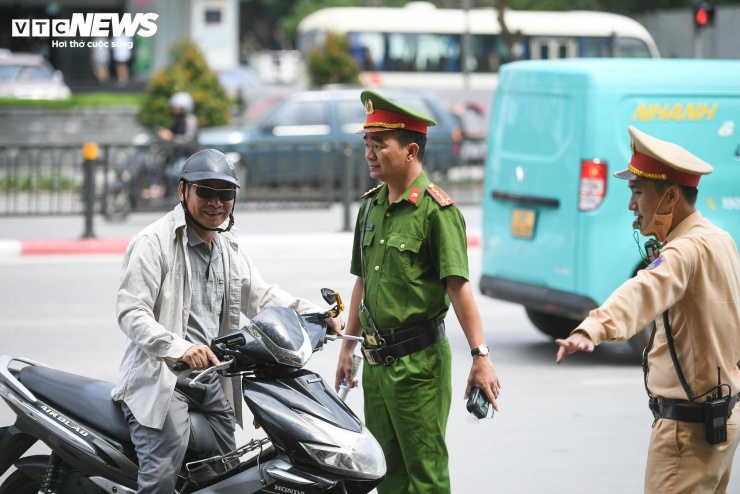 Ngoài việc xử lý vi phạm, tổ công tác cũng kết hợp tuyên truyền, nhắc nhở người dân về các quy định liên quan đến nồng độ cồn, đồng thời khuyến cáo không điều khiển phương tiện sau khi đã sử dụng rượu bia.