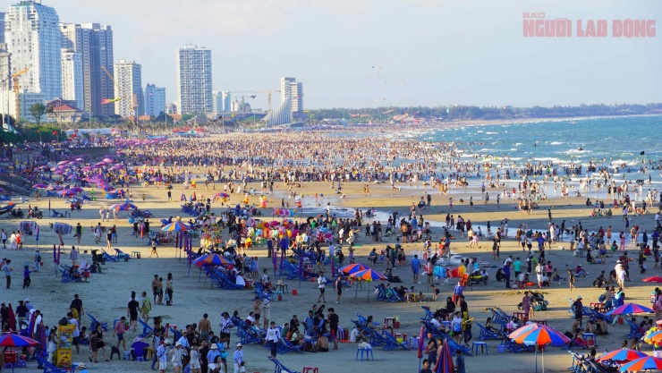 Ngày 30-4, các bãi biển tại Vũng Tàu (TPHCM) đông nghịt du khách đổ về vui chơi, tắm biển trong kỳ nghỉ lễ. Từ sáng sớm, khu vực Bãi Sau đã ken đặc người, từng nhóm gia đình, bạn trẻ trải dài trên bờ cát, tạo nên không khí sôi động hiếm thấy.