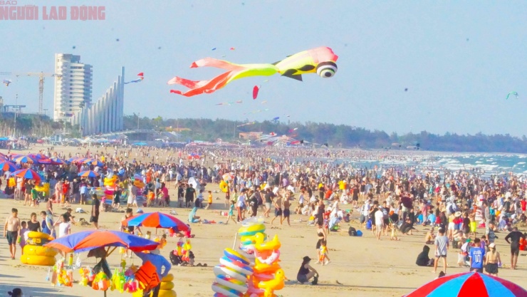 Dưới làn nước trong xanh, hàng ngàn người hòa mình cùng sóng biển. Lực lượng cứu hộ túc trực, cắm cờ cảnh báo tại các khu vực nguy hiểm, đồng thời phát loa nhắc nhở du khách đảm bảo an toàn. Trong ngày, lực lượng chức năng đã hỗ trợ tìm kiếm và đưa 4 trẻ bị lạc trở về với gia đình, góp phần giữ trọn niềm vui kỳ nghỉ.