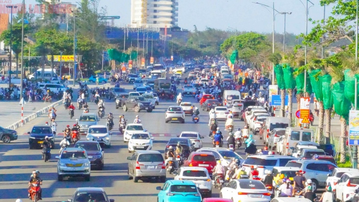 Theo ghi nhận, riêng ngày 30-4, địa phương đón khoảng 70.000 lượt khách tắm biển. Công suất phòng lưu trú đạt khoảng 85%, nhiều khách sạn gần như kín chỗ. Các cơ sở dịch vụ chủ động tăng cường nhân lực, tổ chức chương trình ẩm thực, biểu diễn nhằm phục vụ và giữ chân du khách.